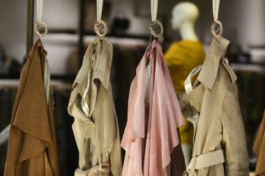 Milan, İtalya - 22 Şubat 2019: Milano 'da bir mağazada giysi ve aksesuarlar.