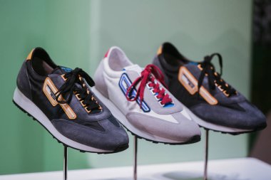 Milan, İtalya - 22 Şubat 2019: Milano 'da bir mağazada Prada spor ayakkabıları.