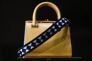 Milan, İtalya - 22 Şubat 2019: Milano 'da bir mağazada lüks el çantası.