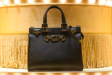 Milan, İtalya - 22 Şubat 2019: Milano 'da bir lüks mağazada Gucci deri çanta.