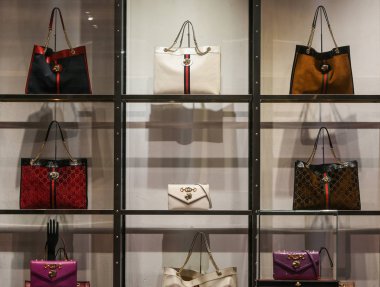 Milan, İtalya 22 Şubat 2019 Gucci çantaları Milano 'da bir lüks mağazada, Şubat 2019.