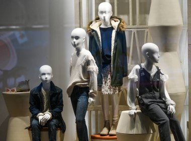Milan, İtalya 22 Şubat 2019 Mango Çocuk Giyim Marketi Milano 'da, Şubat 2019.