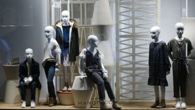 Milan, İtalya 22 Şubat 2019 - Mango Çocuk Giyim Marketi Milano 'da Şubat 2019.