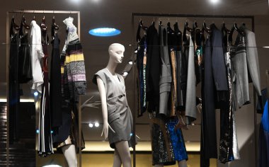 Milan, İtalya 22 Şubat 2019 Max Mara, Şubat 2019 'da Milano' da bir mağazada sergileniyor..