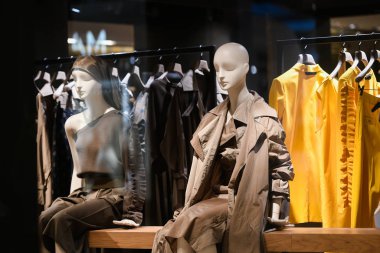 Milan, İtalya 22 Şubat 2019 Max Mara, Şubat 2019 'da Milano' da bir mağazada sergileniyor..