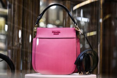 Milan, İtalya 22 Şubat 2019 Prada deri çanta Milano 'da lüks bir mağazada, Şubat 2019.