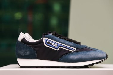 Milan, İtalya 22 Şubat 2019 Prada spor ayakkabıları Milano 'da lüks bir mağazada, Şubat 2019.