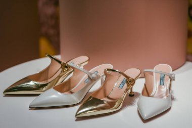 Milan, İtalya 22 Şubat 2019 Prada, Şubat 2019 'da Milano' da lüks bir mağazada ayakkabılarını gösterdi..