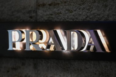 Milan, İtalya 22 Şubat 2019 Prada logosu Milano 'da bir lüks mağazada, Şubat 2019.