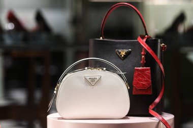 Milan, İtalya 22 Şubat 2019 Prada deri çantalar Milano 'da bir lüks mağazada, Şubat 2019.