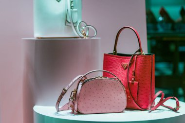 Milan, İtalya 22 Şubat 2019 Prada deri çantalar Milano 'da bir lüks mağazada, Şubat 2019.
