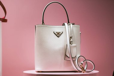 Milan, İtalya 22 Şubat 2019 Prada deri çanta Milano 'da lüks bir mağazada, Şubat 2019.