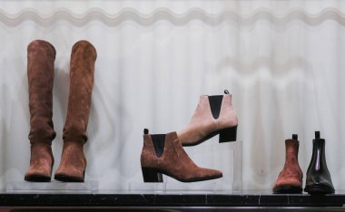 Milan, İtalya 22 Şubat 2019 Prada botları Milano 'da bir lüks mağazada sergileniyor, Şubat 2019.