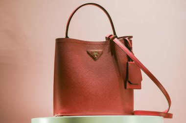 Milan, İtalya 22 Şubat 2019 Prada deri çanta Milano 'da lüks bir mağazada, Şubat 2019.