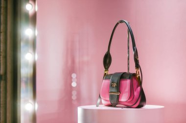 Milan, İtalya 22 Şubat 2019 Prada deri çanta Milano 'da lüks bir mağazada, Şubat 2019.