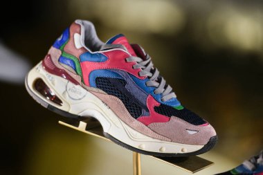 Milan, İtalya 22 Şubat 2019 Premiata spor ayakkabıları Milano 'da bir mağazada, Şubat 2019.