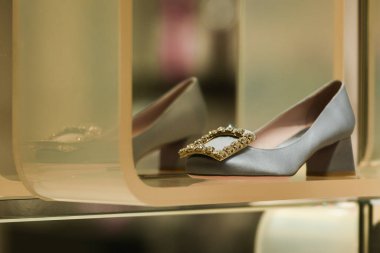 Milan, İtalya - 22 Şubat 2019: Roger Vivier saten ayakkabıları Milano 'da bir mağazada, Şubat 2019.