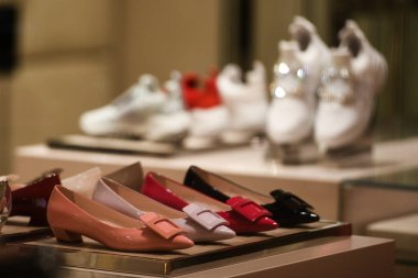 Milan, İtalya 22 Şubat 2019 Roger Vivier, Şubat 2019 'da Milano' daki bir mağazada ayakkabılarını gösterdi..