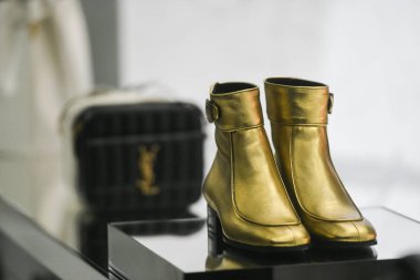 Milan, İtalya 22 Şubat 2019 Saint Laurent altın botları Milano 'da bir mağazada, Şubat 2019.