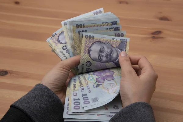 Kız elleri Romen Lei para birimini sayıyor, yakın çekim