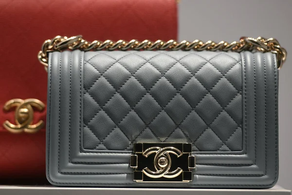 Milão Itália Fevereiro 2019 Acessórios Roupas Luxo Chanel Uma Loja — Fotografia de Stock