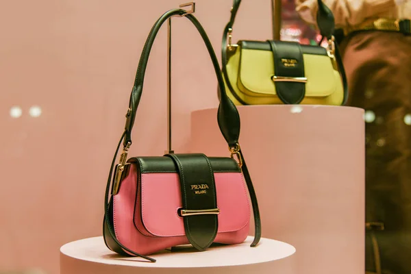 Milão Itália Fevereiro 2019 Prada Bolsas Couro Uma Loja Luxo — Fotografia de Stock