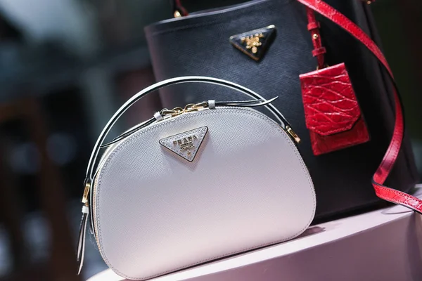 Milan, İtalya 22 Şubat 2019 Prada deri çantalar Milano 'da bir lüks mağazada, Şubat 2019.