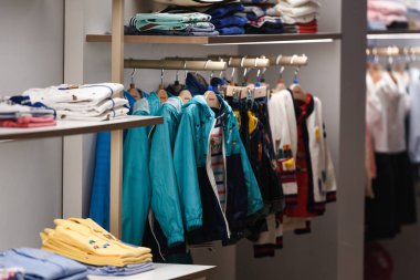 Paris, Fransa - 3 Mart 2019: Paris, Mart 2019 'da bir mağazada çocuk giysileri.