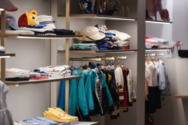 Paris, Fransa - 3 Mart 2019: Paris, Mart 2019 'da bir mağazada çocuk giysileri.