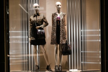 Paris, Fransa - Mart 2019: Paris 'te bir mağazada kadın giysileri.