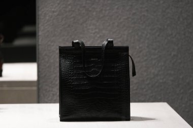 Paris, Fransa - 3 Mart 2019: Paris 'te bir kadın el çantası, Mart 2019.