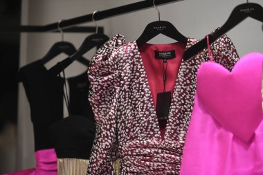 Paris, Fransa - 3 Mart 2019: Paris, Mart 2019 'da lüks bir mağazada kadın giysileri.