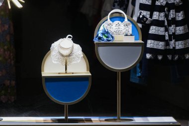 Paris, Fransa - Mart 2019: Paris 'te bir mağazada lüks ürünler.