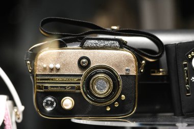 Paris, Fransa - 3 Mart 2019: Paris 'te bir kadın el çantası, Mart 2019.