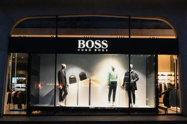 Paris, Fransa - 04 Mart 2019: Haussmann Bulvarı 'ndaki Hugo Boss mağazası, Mart 2019.
