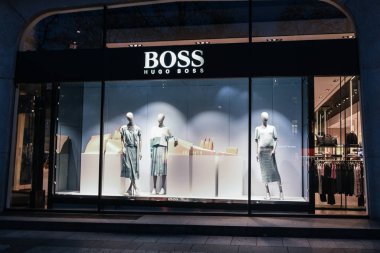 Paris, Fransa - 04 Mart 2019: Haussmann Bulvarı 'ndaki Hugo Boss mağazası, Mart 2019.