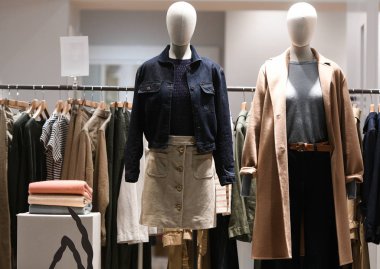 Paris, Fransa - 3 Mart 2019: Paris, Mart 2019 'da lüks bir mağazada kadın giysileri.