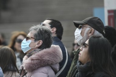 Milan, İtalya - 23 Şubat 2020: Milano 'da Coronavirus acil durumu, vatandaşlar ve turistler koruyucu maskeler takarak şehir merkezinde dolaşıyorlar.