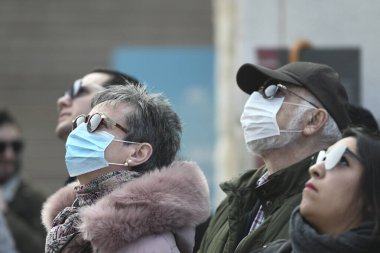 Milan, İtalya - 23 Şubat 2020: Milano 'da Coronavirus acil durumu, vatandaşlar ve turistler koruyucu maskeler takarak şehir merkezinde dolaşıyorlar.