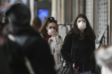Milan, İtalya - 23 Şubat 2020: Milano 'da Coronavirus acil durumu, vatandaşlar ve turistler koruyucu maskeler takarak şehir merkezinde dolaşıyorlar.