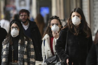 Milan, İtalya - 23 Şubat 2020: Milano 'da Coronavirus acil durumu, vatandaşlar ve turistler koruyucu maskeler takarak şehir merkezinde dolaşıyorlar.