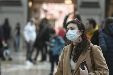 Milan, İtalya - 23 Şubat 2020: Milano 'da Coronavirus acil durumu, vatandaşlar ve turistler koruyucu maskeler takarak şehir merkezinde dolaşıyorlar.
