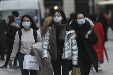 Milan, İtalya - 23 Şubat 2020: Milano 'da Coronavirus acil durumu, vatandaşlar ve turistler koruyucu maskeler takarak şehir merkezinde dolaşıyorlar.
