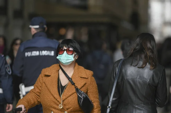 意大利米兰 2020年2月23日 米兰的科罗纳威斯紧急情况 市民和游客戴着防护面具漫步在市中心 — 图库照片