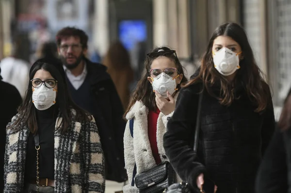 Milan, İtalya - 23 Şubat 2020: Milano 'da Coronavirus acil durumu, vatandaşlar ve turistler koruyucu maskeler takarak şehir merkezinde dolaşıyorlar.
