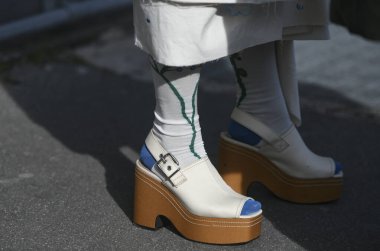 Milan, İtalya - 21 Şubat 2020: Sokak tarzı kıyafet - Sokak tarzı sol 20