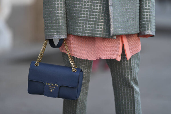 Милан, Италия - 21 февраля 2020 года: Наряд в стиле стрит - streetstylefw20
