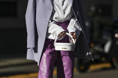 Milan, İtalya - 20 Şubat 2020: Sokak tarzı kıyafet - Sokak tarzı sol 20