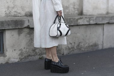 Milan, İtalya - 20 Şubat 2020: Sokak tarzı kıyafet - Sokak tarzı sol 20