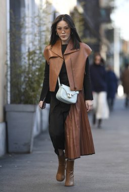Milan, İtalya - 21 Şubat 2020: Milano Moda Haftası 'nda sokak tarzı görünümü - sokak solu 20